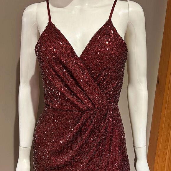 Francesca’s NWT Burgundy Sequin Formal Tulip Dress Medium - Picture 2 of 16
